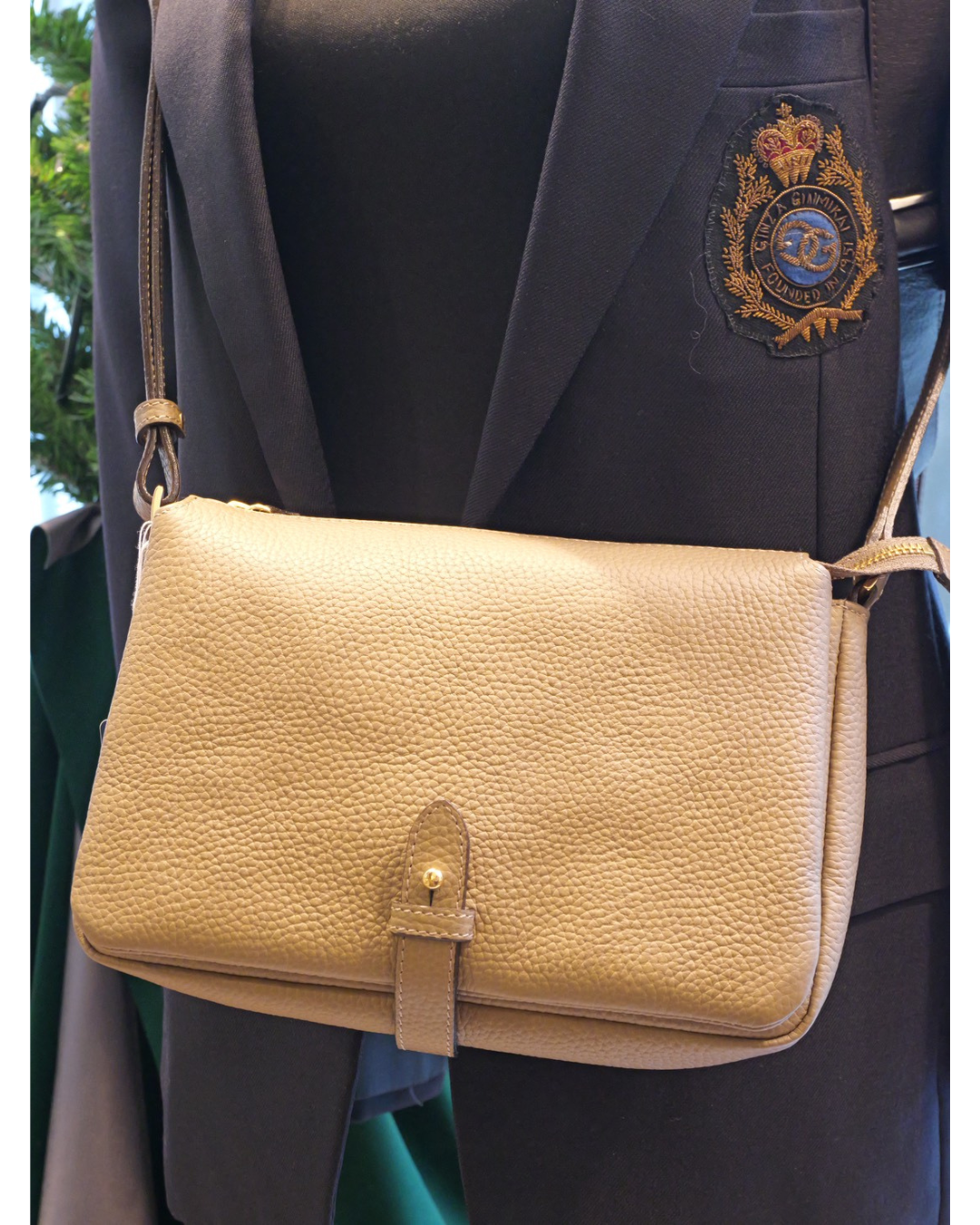 牛革ショルダーバッグ