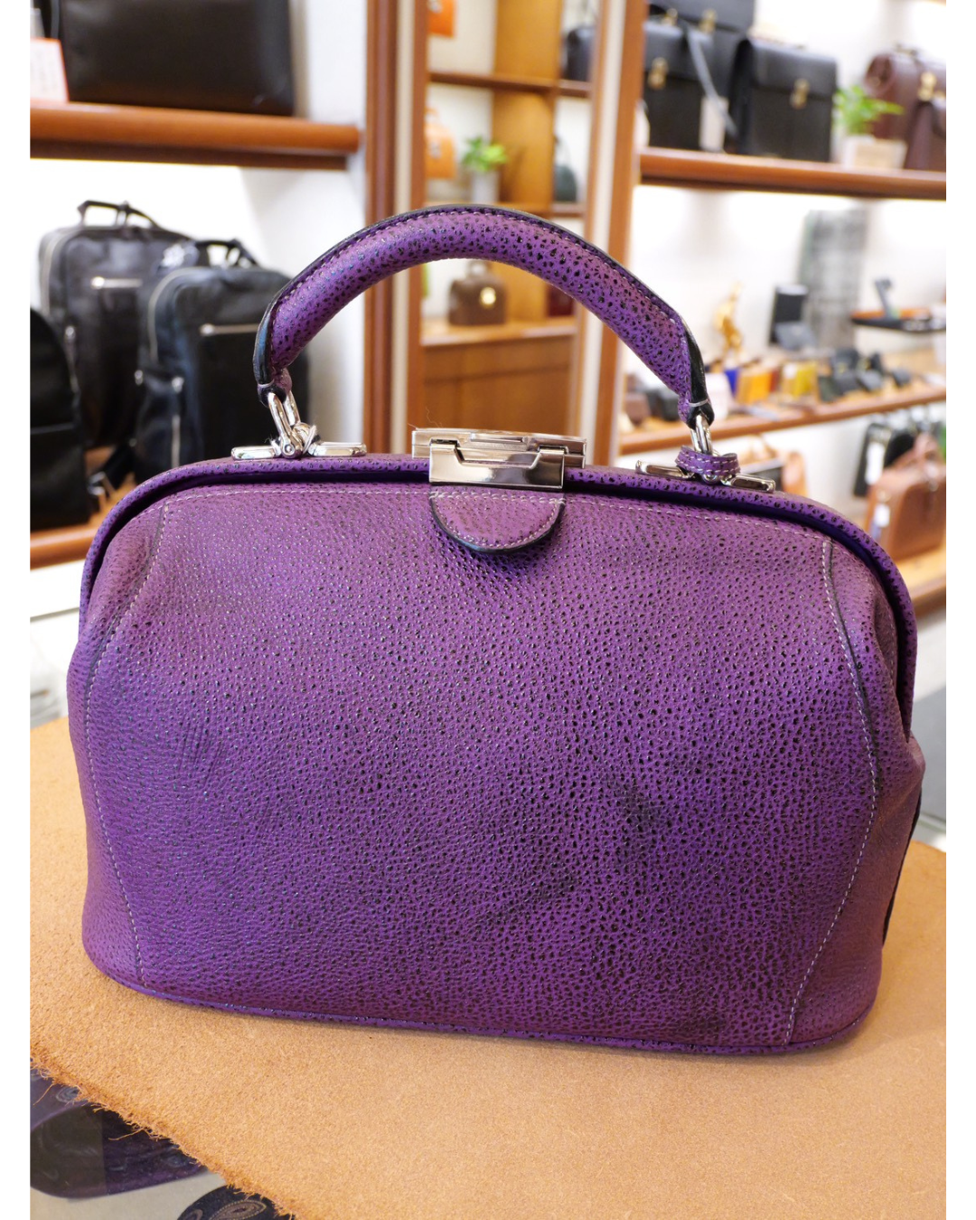 黒桟革ワンタッチ式ミニダレスバッグ