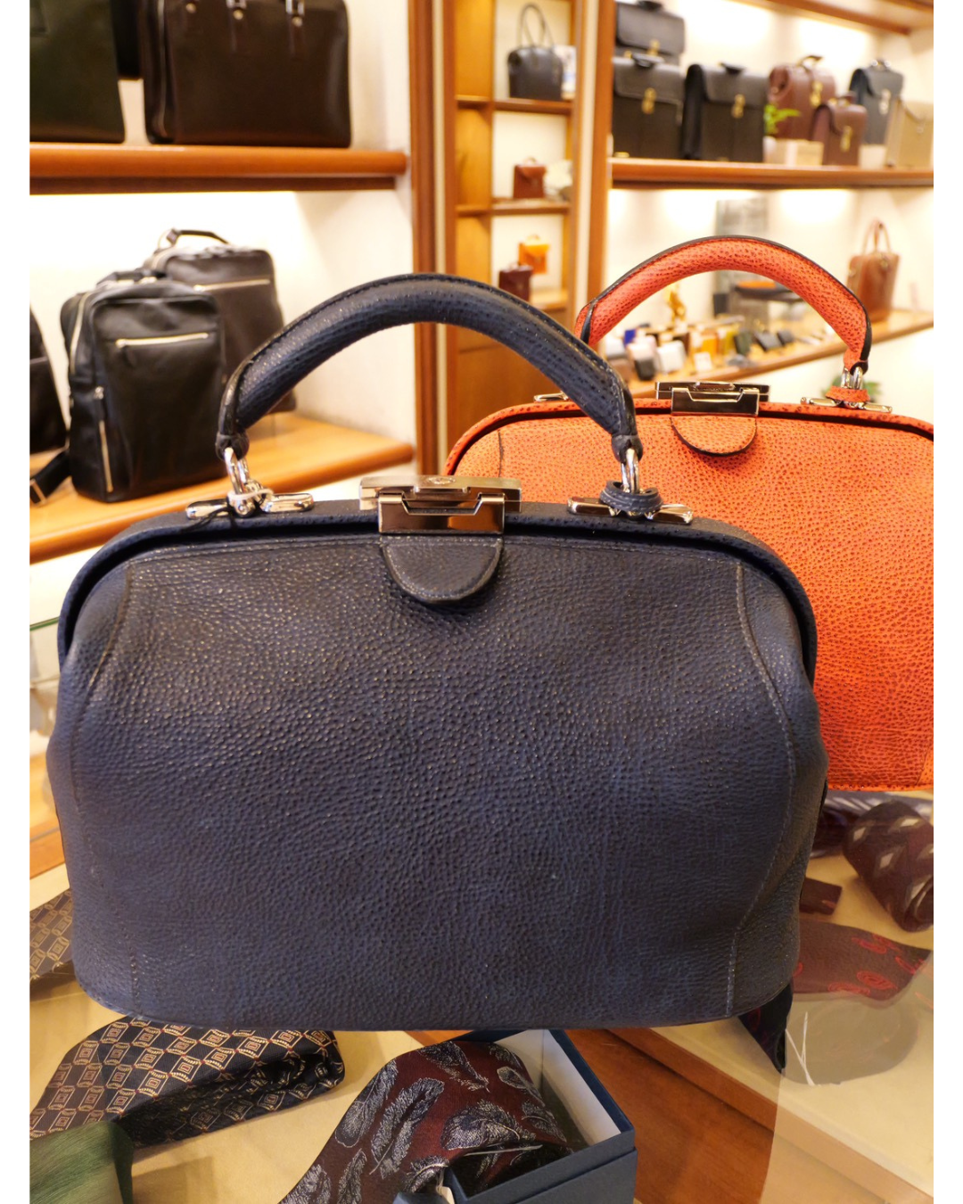 黒桟革ワンタッチ式ミニダレスバッグ