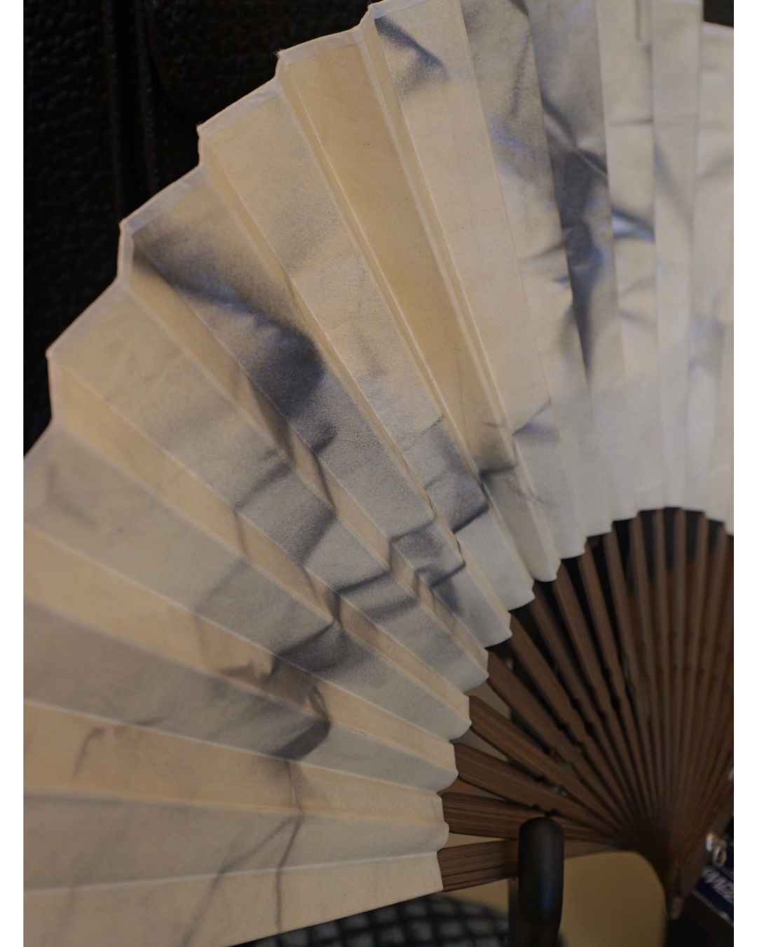 【S0801】武具　骨董　レザー 革製　覆い袋　金蒔絵　扇紋（10本骨扇） S0801】武具 骨董 レザー 革製 覆い袋 金蒔絵 扇紋（10本骨扇）