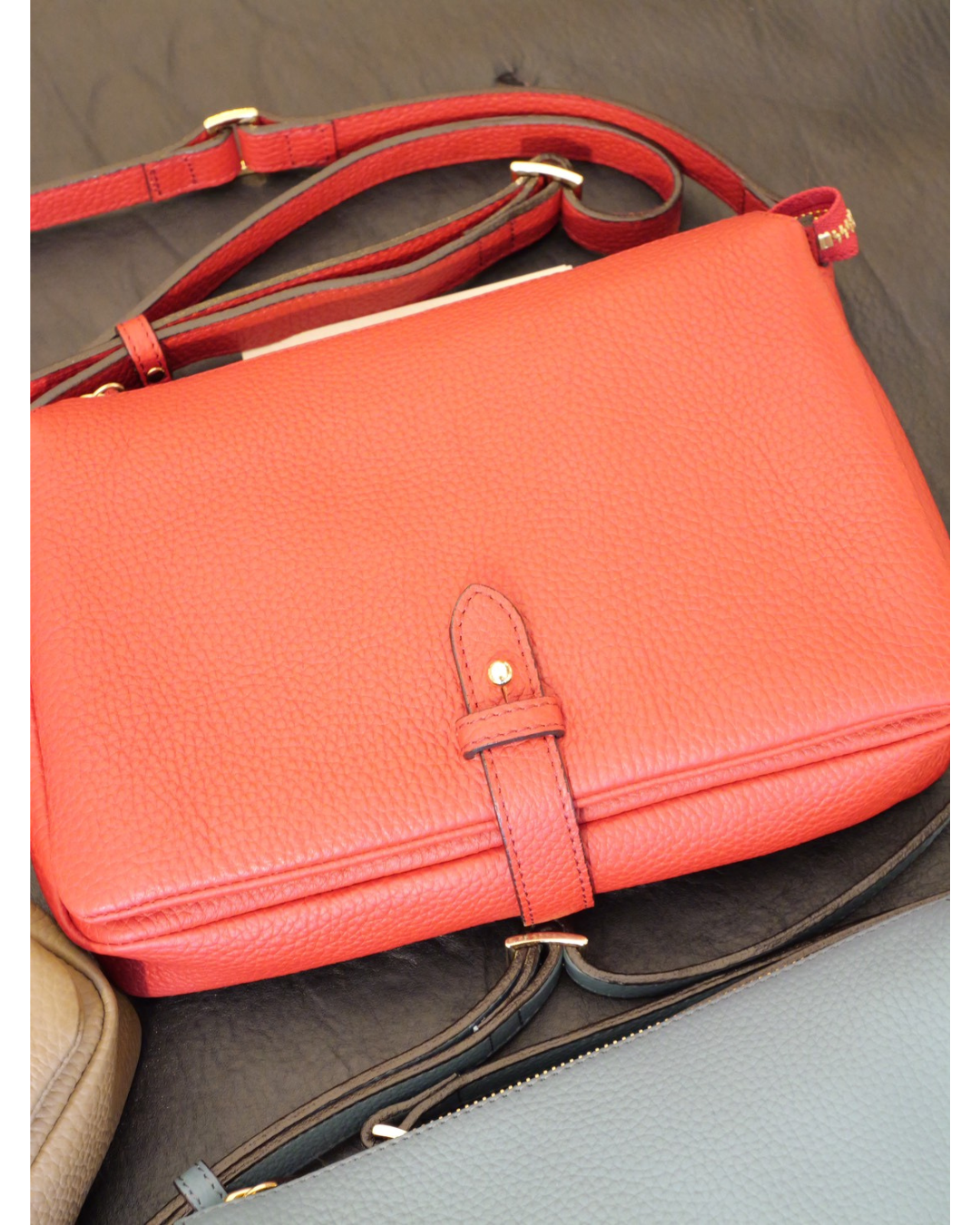 牛革ショルダーバッグ