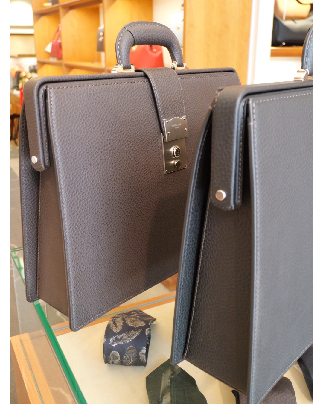 BLACK BULL スリムダレスバッグ 錠前付き