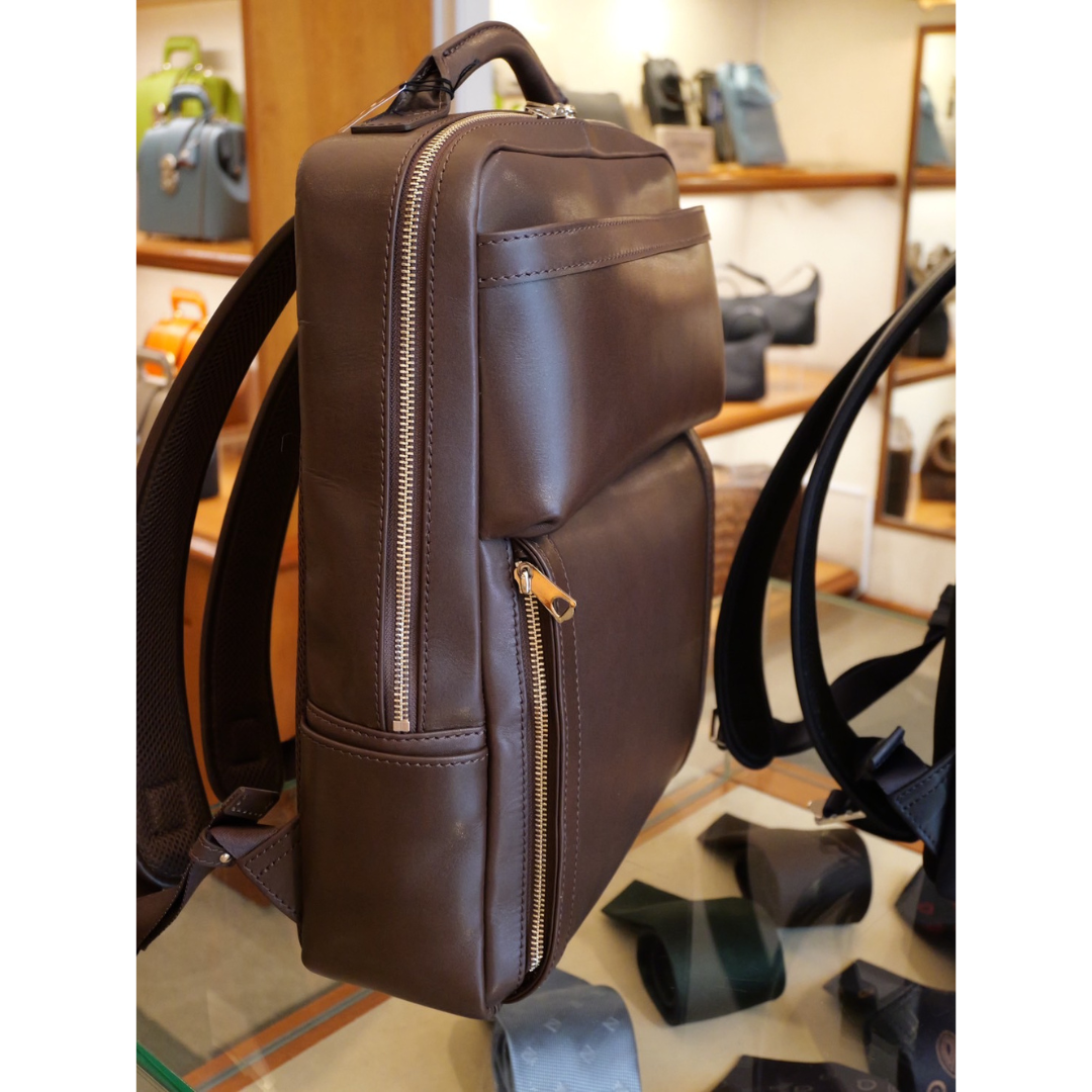 牛革ファスナーリュック
