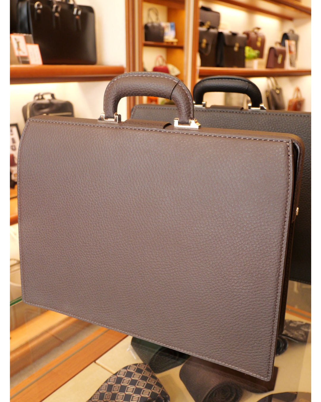 BLACK BULL スリムダレスバッグ 錠前付き