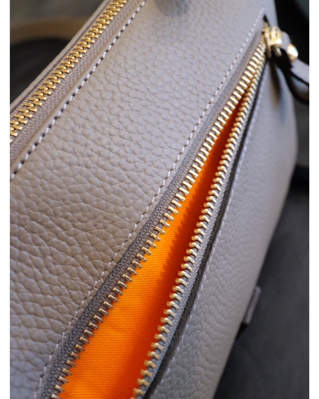 牛革ショルダーバッグ