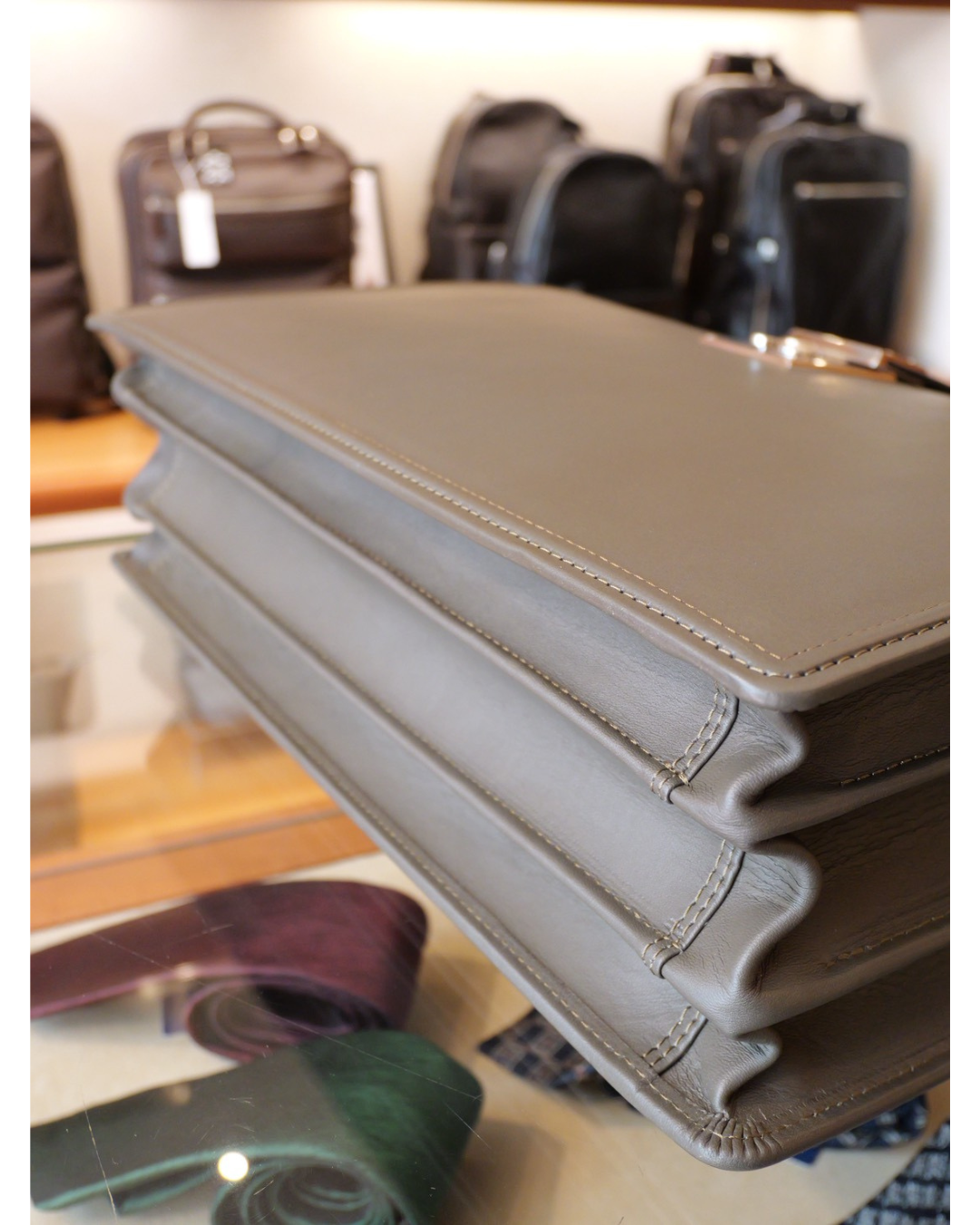 BLACK BULL スムースダレスバッグ〈別注色モデル/Mサイズ〉