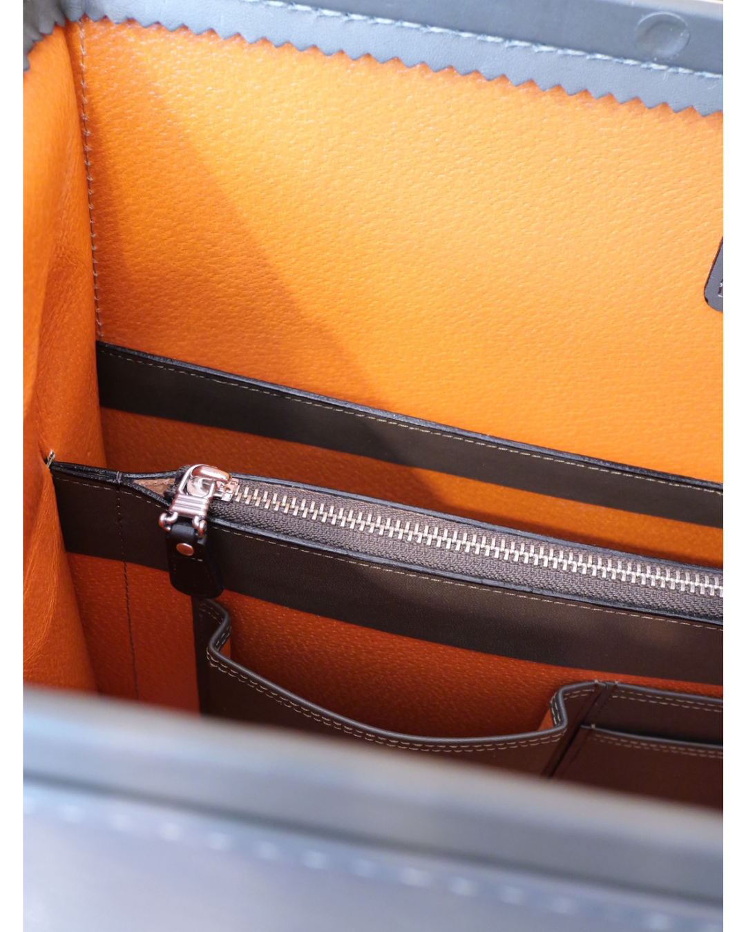 BLACK BULL スムースダレスバッグ〈別注色モデル／Mサイズ〉