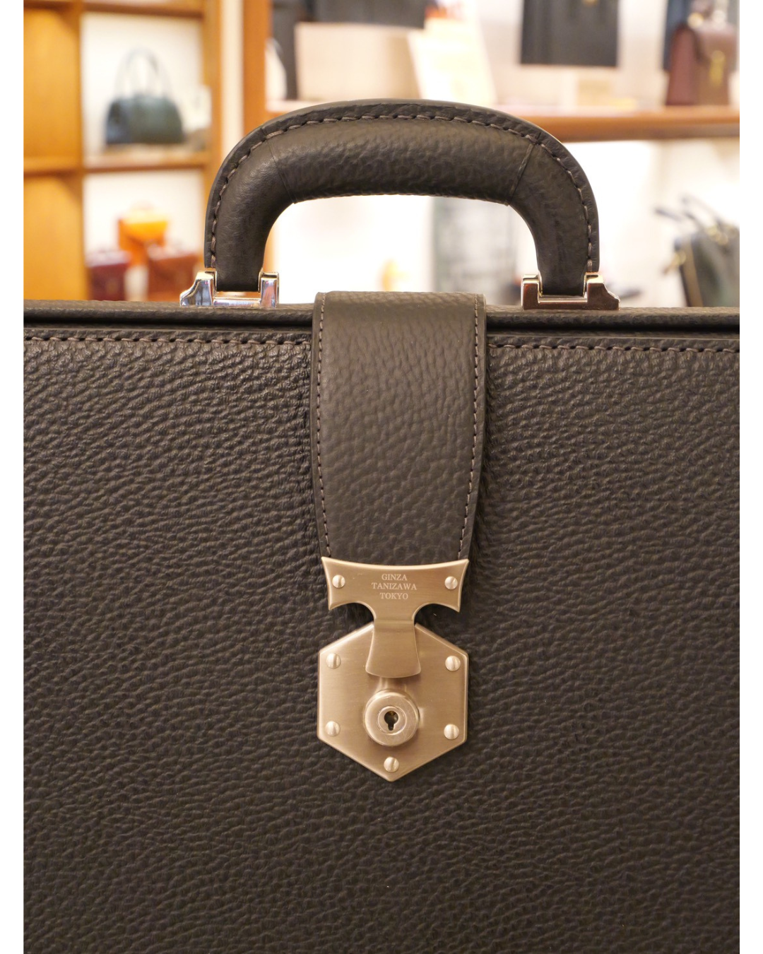 BLACK BULL スリムダレスバッグ（オリジナル錠前モデル）