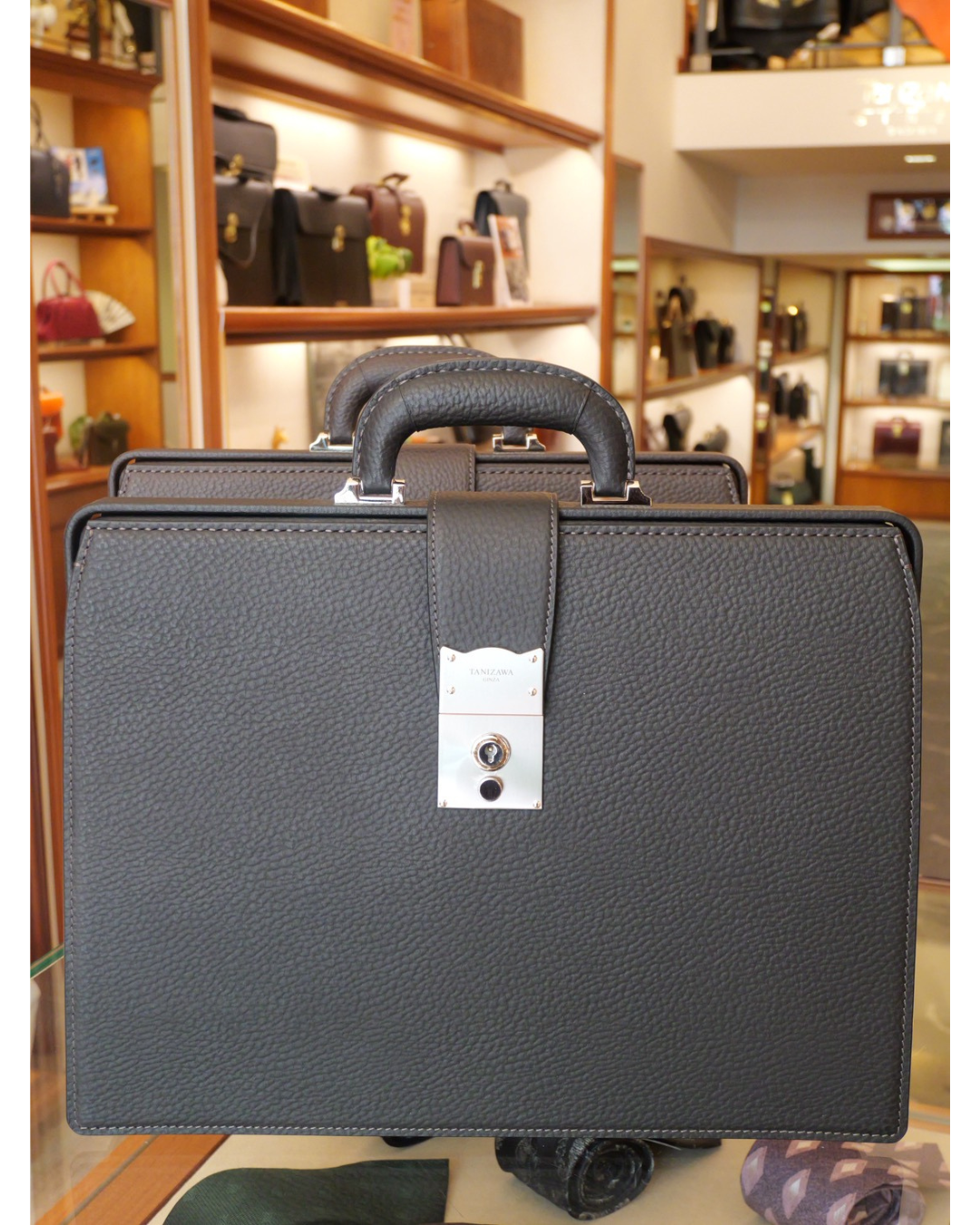 BLACK BULL スリムダレスバッグ　錠前付き