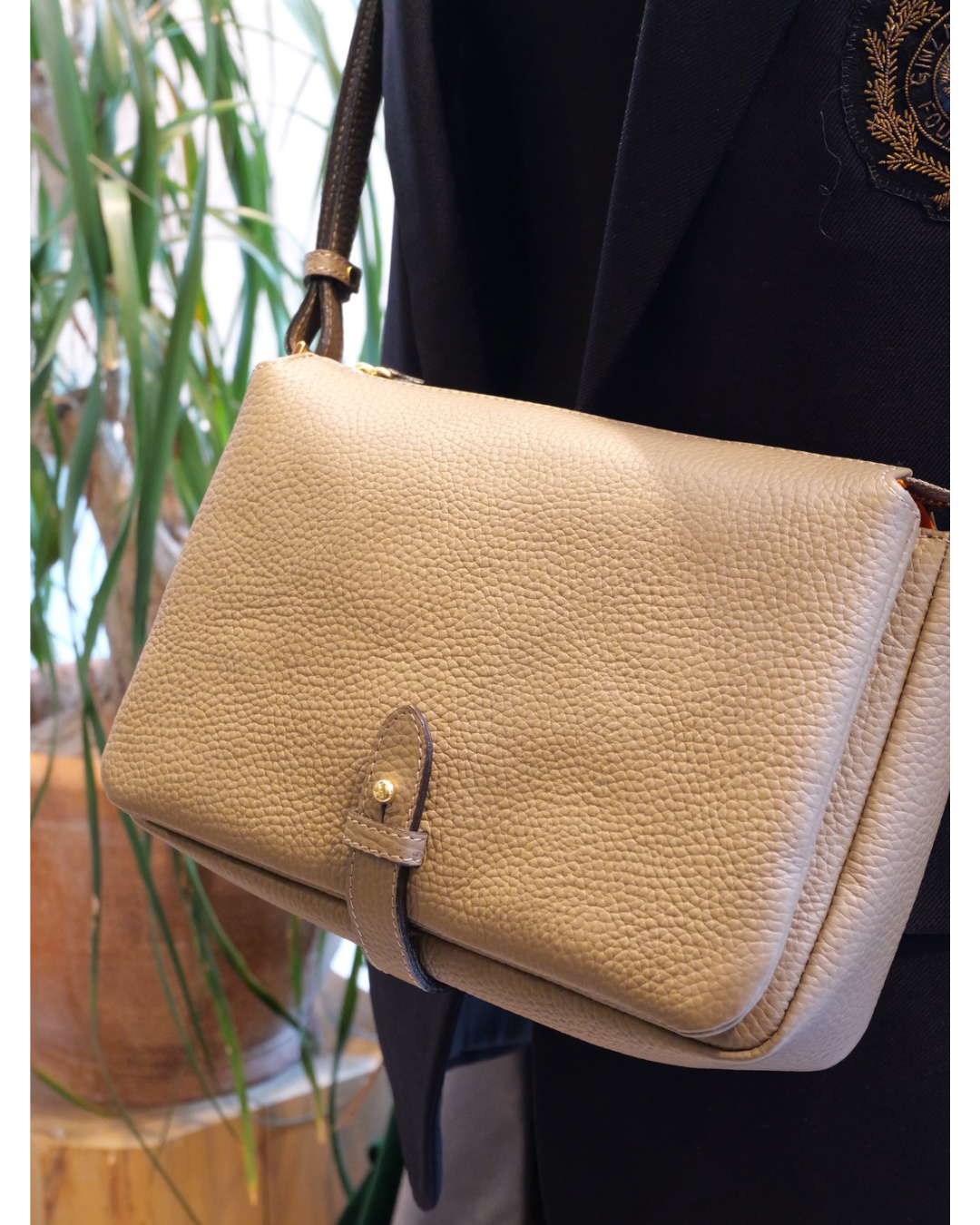 牛革ショルダーバッグ