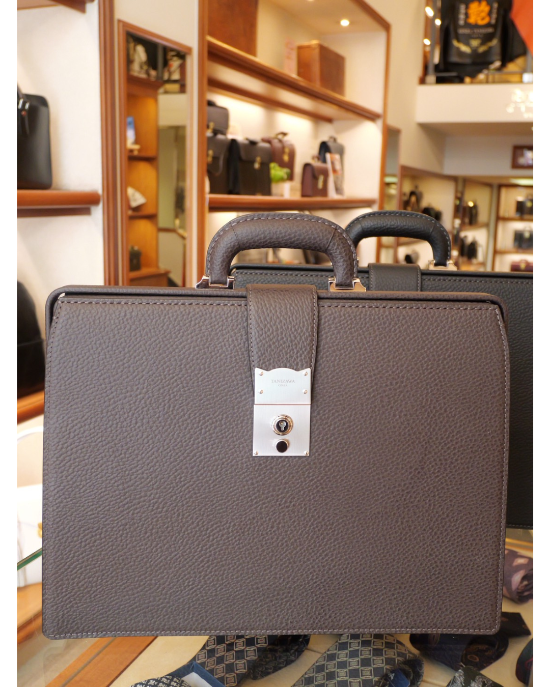 BLACK BULL スリムダレスバッグ　錠前付き