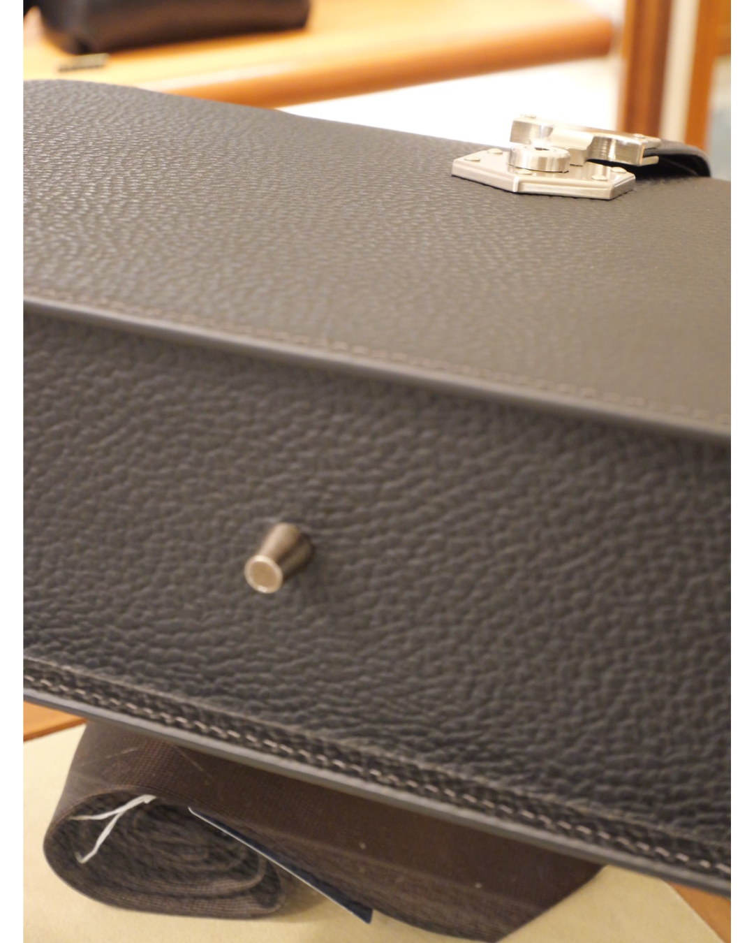 BLACK BULL スリムダレスバッグ（オリジナル錠前モデル）