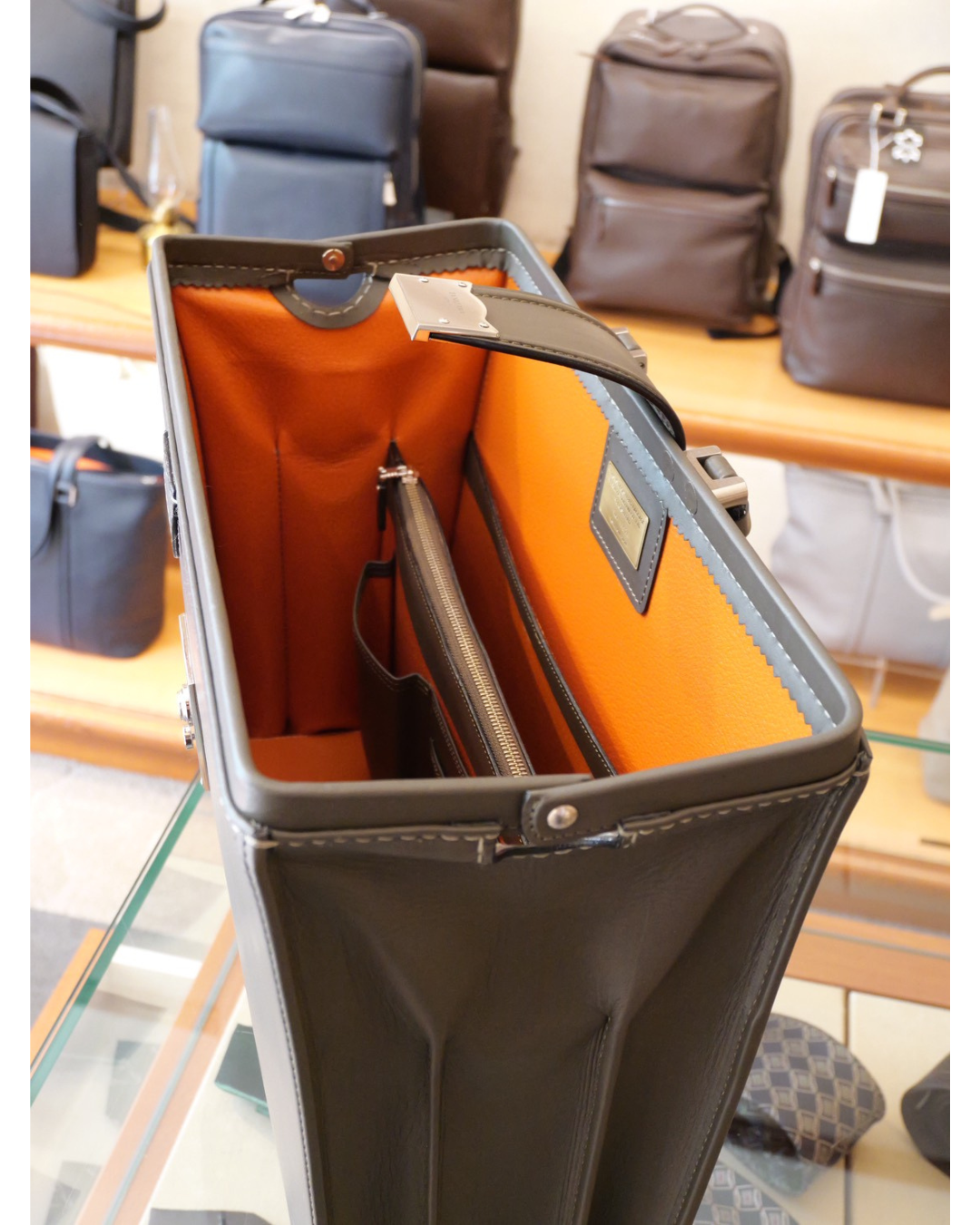 BLACK BULL スムースダレスバッグ〈別注色モデル／Mサイズ〉