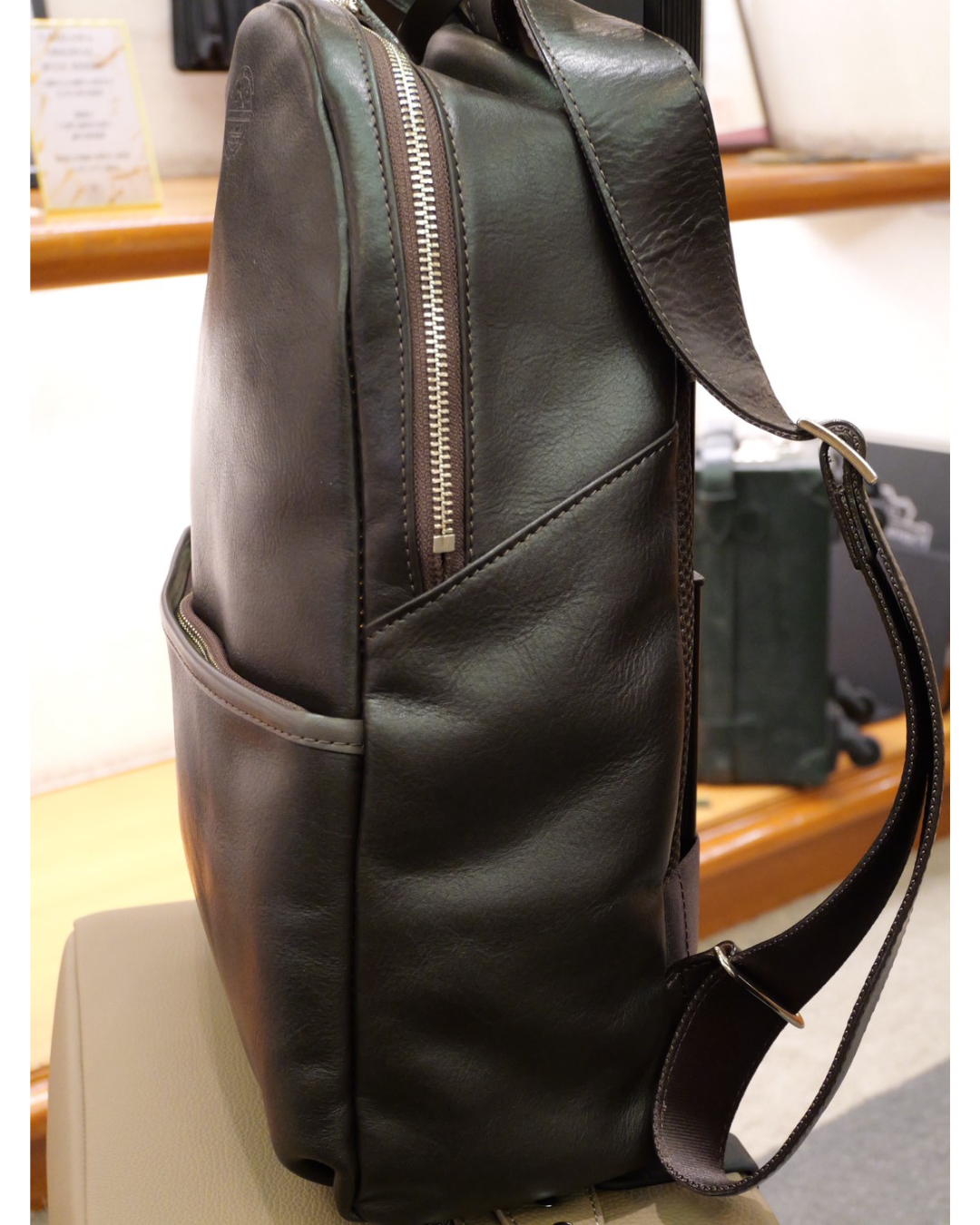 牛革丸型リュックサック