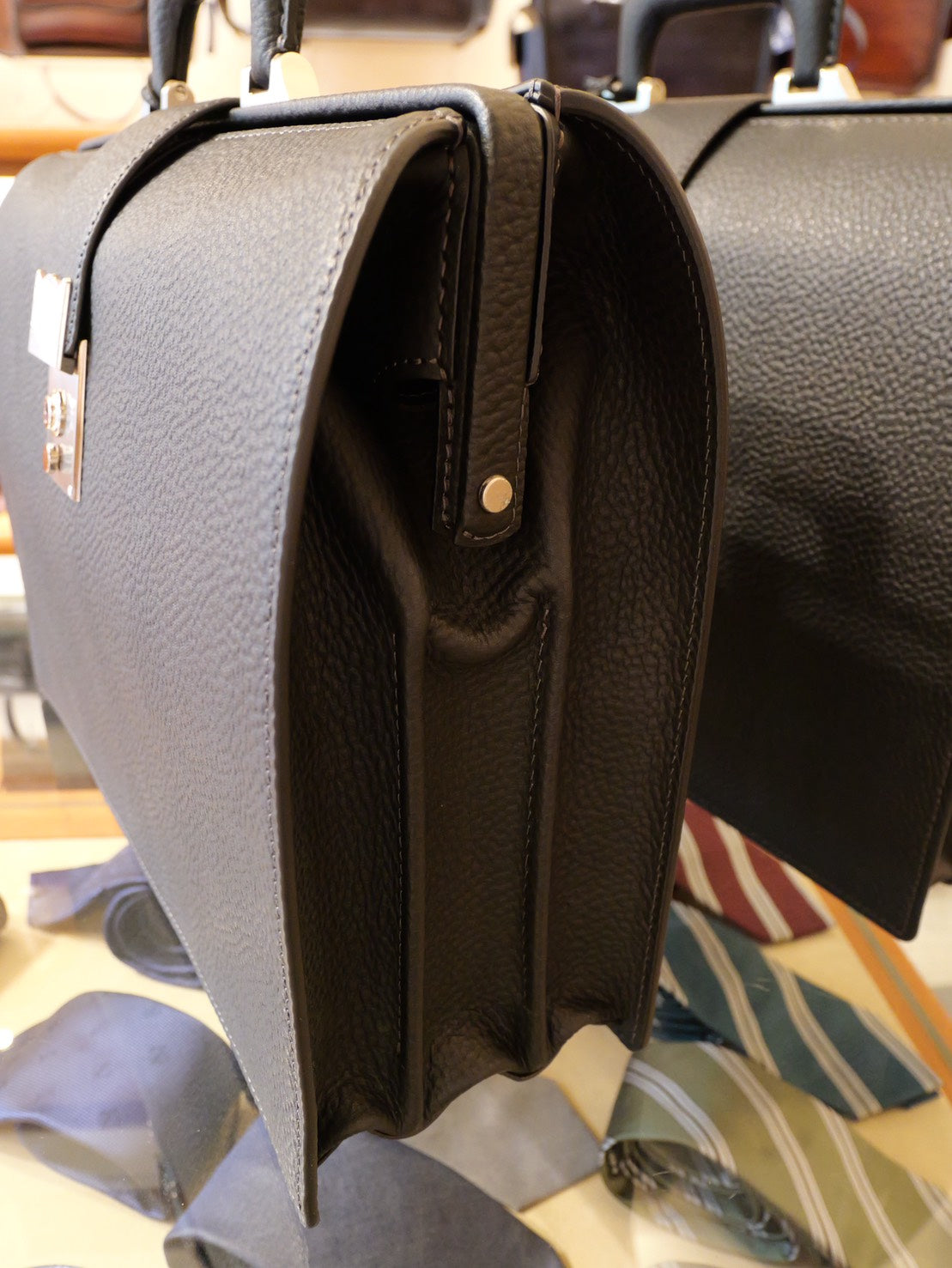 BLACK BULL 太マチダレスバッグ Mサイズ｜栃木レザー 型押し牛革｜日本製 本革ビジネスバッグ