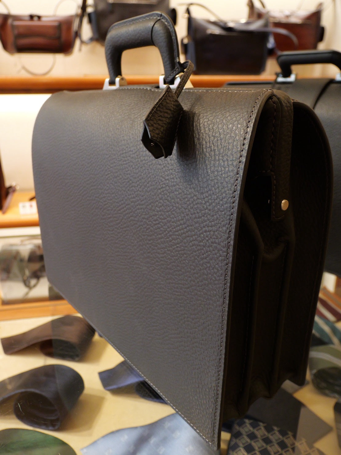 BLACK BULL 太マチダレスバッグ Mサイズ｜栃木レザー 型押し牛革｜日本製 本革ビジネスバッグ