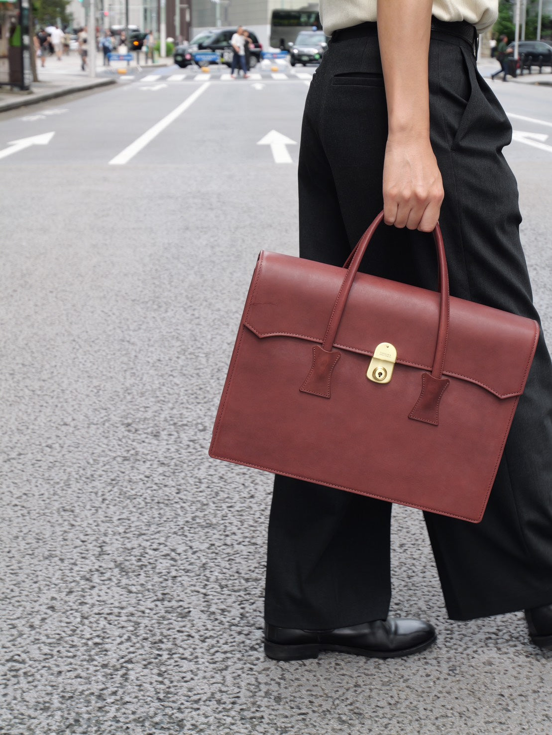 Schwarzer Bullen Zwei -Hand -Business -Taschen -Klappentyp