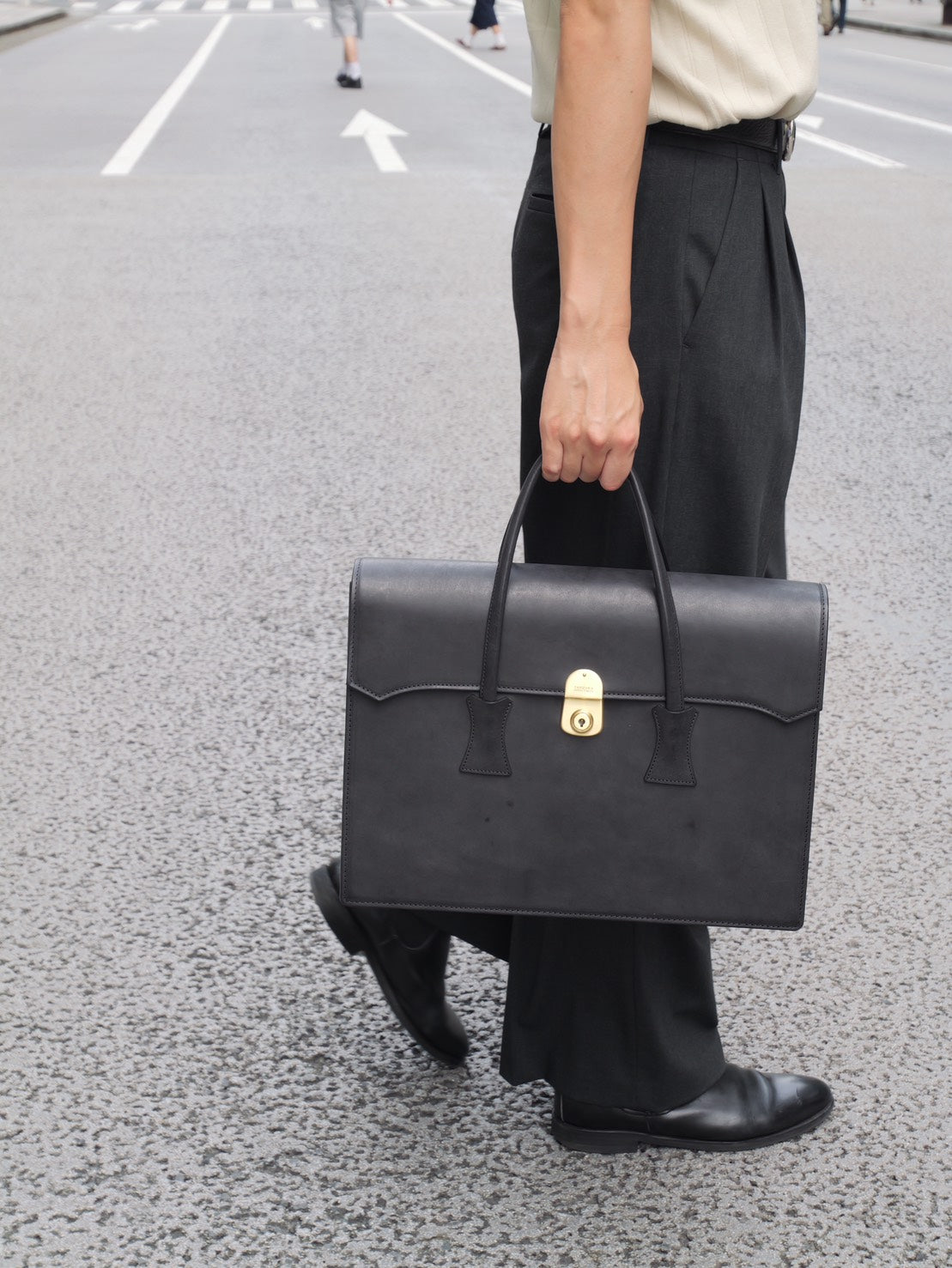 Schwarzer Bullen Zwei -Hand -Business -Taschen -Klappentyp