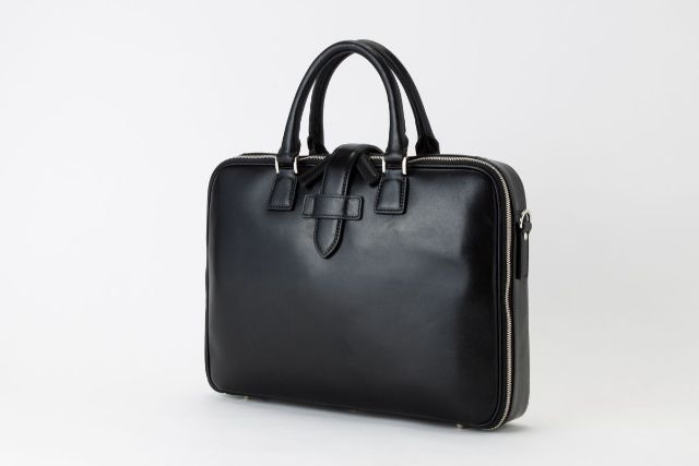 本革のビジネスバッグの劣化をチェック 日本製のメンズ・レディースバッグは銀座タニザワ