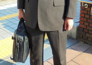 高級なビジネスバッグは通販で・・・牛革を用いた日本製の手縫い高級鞄を扱う銀座タニザワ